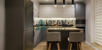 Современная кухня с барной стойкой с фасадами Fenix